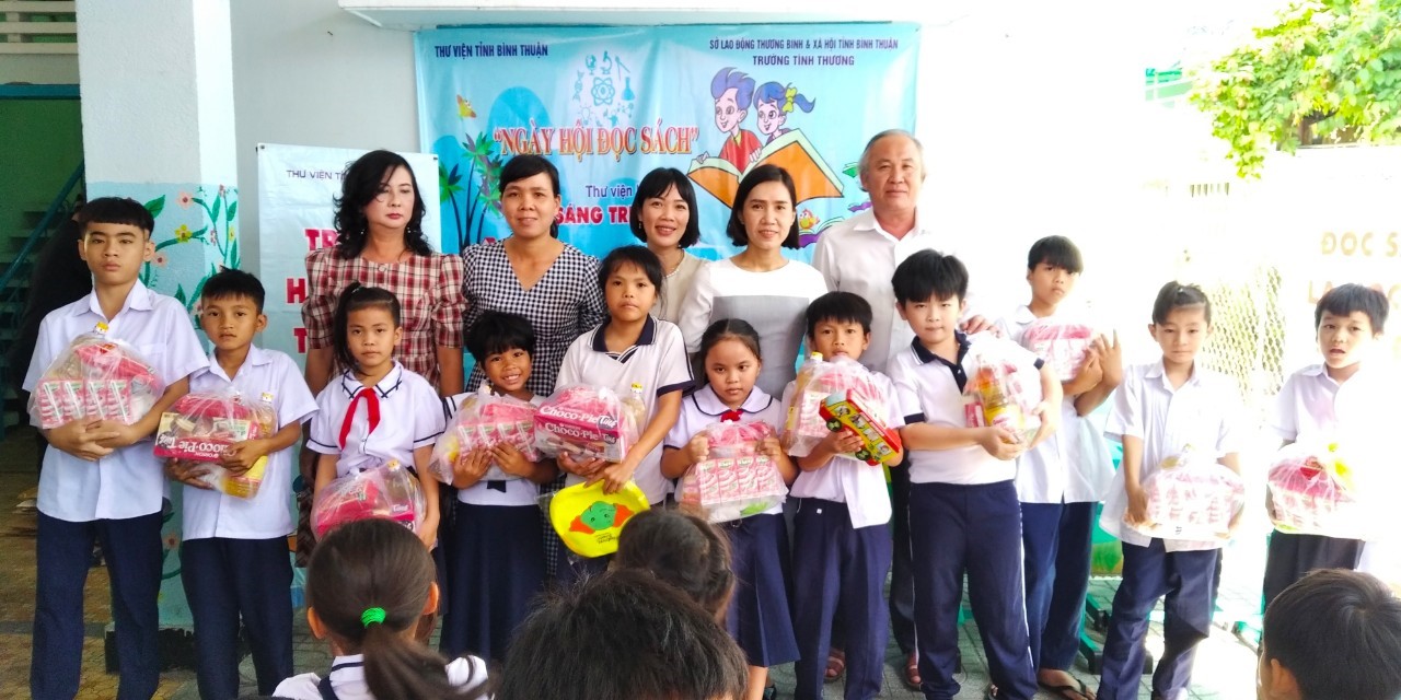Phát quà học sinh Trường Tình Thương Bình Thuận
