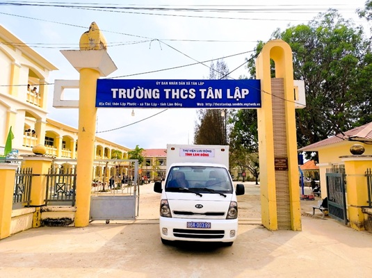 Xe Thư viện lưu động đến với học sinh Trường THCS Tân Lập