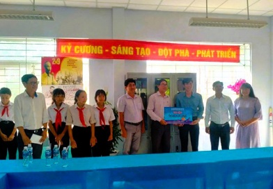 Thư viện tỉnh Lâm Đồng trao tặng sách cho Trường THCS Hàm Cần