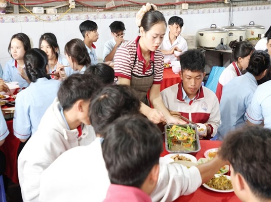 Sĩ tử vùng sâu Lâm Đồng được tiếp sức bữa cơm 0 đồng